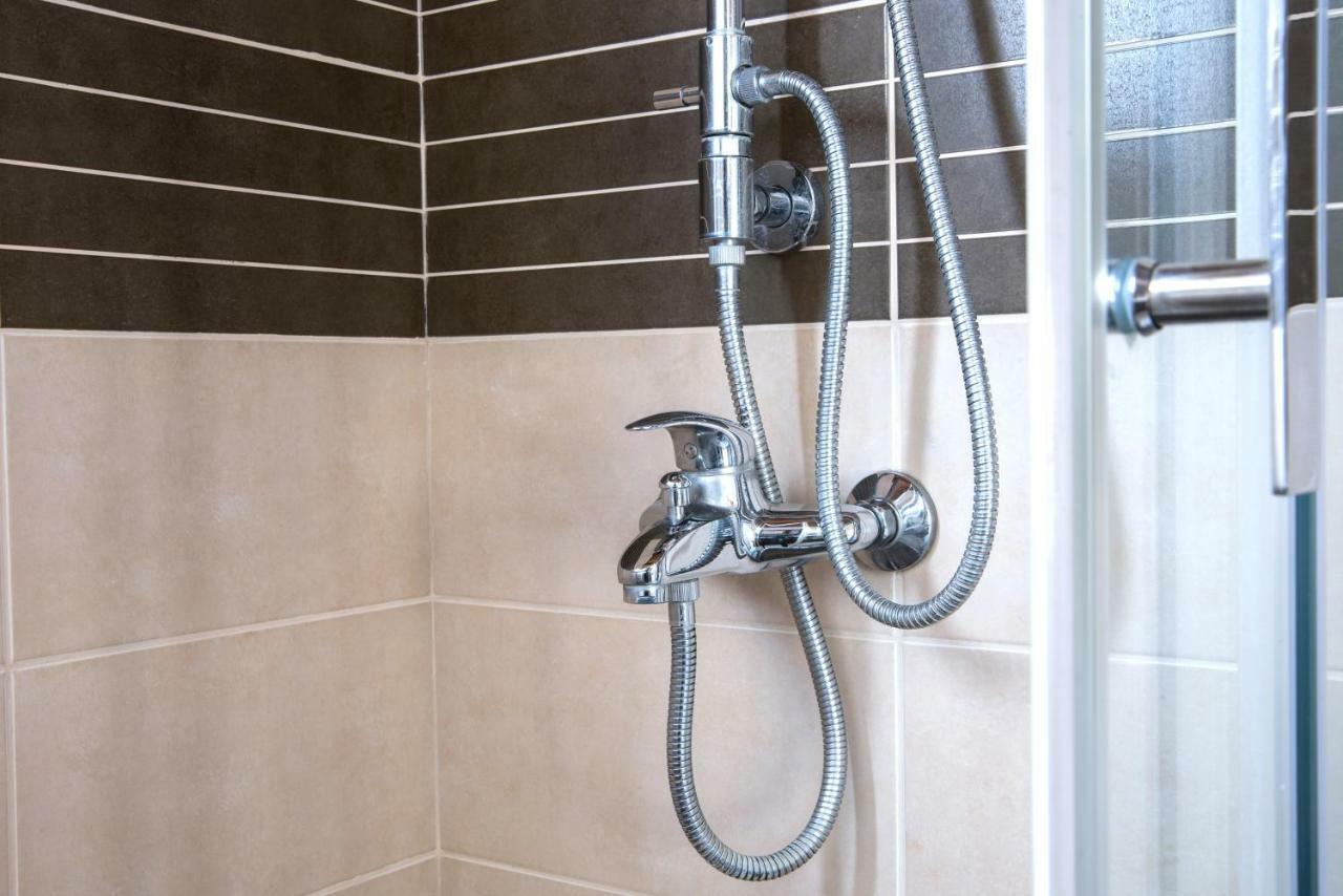 Top Floor Modern Studio In Central Koropi Apartman Kültér fotó